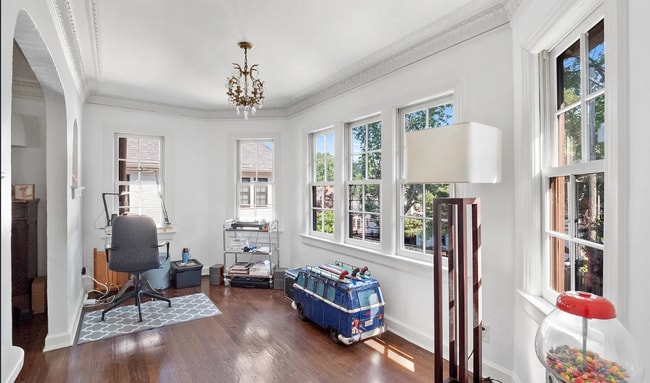 Building Photo - 1220 W 62nd St