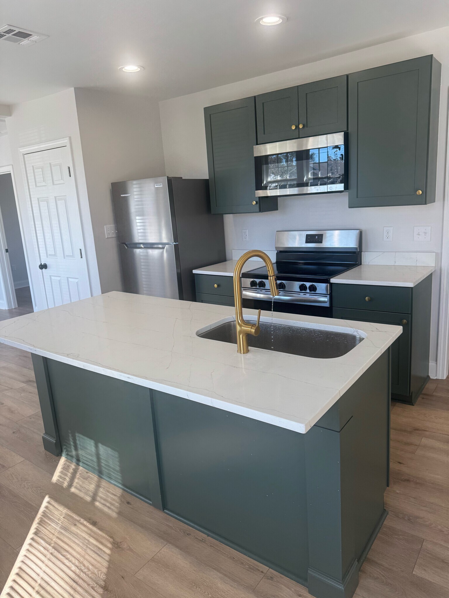 Building Photo - 400 E Hickory St