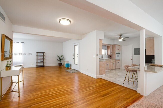 Building Photo - 10081 W Bay Harbor Dr