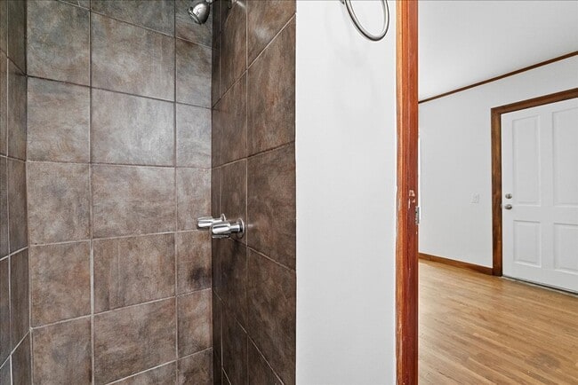 Building Photo - 322 1/4 Columbia Ave-