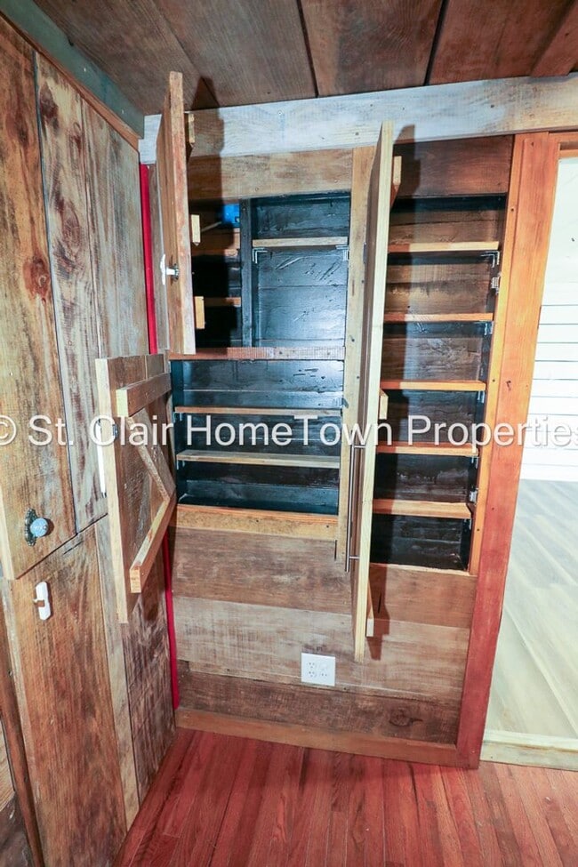 Building Photo - Beautiful Rustic Cabin