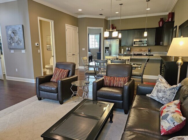 Building Photo - Seasonal Short-Term 2 Bedroom, 2.5 Bath Multi-Level Condo with Balcony and Patio located on Venic...