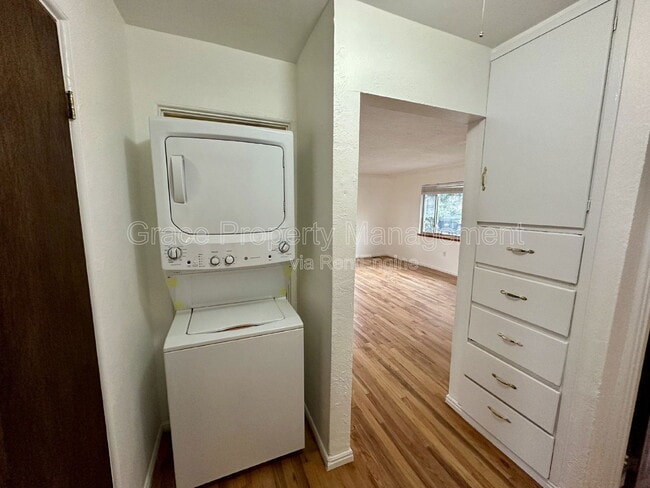 Building Photo - 1330 Otis St