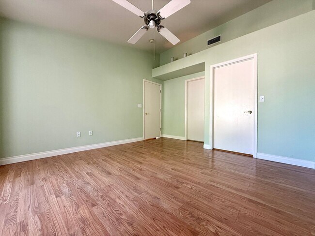 Building Photo - Spectacular furnished 2 bedroom townhouse ...