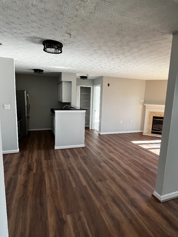 Building Photo - 8941 Town Center Cir