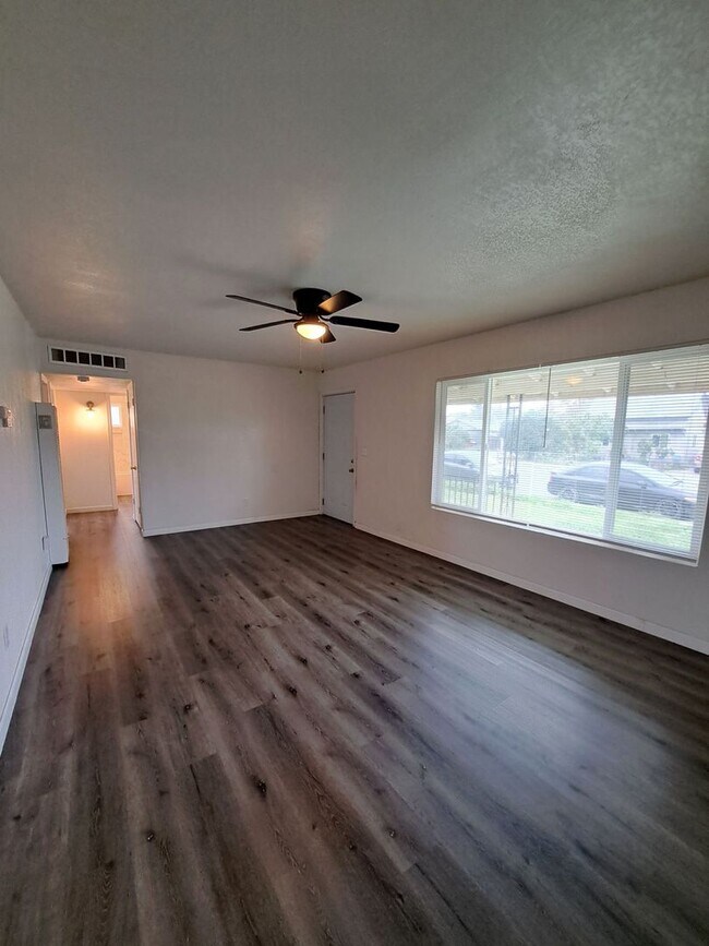 Building Photo - Single Level 2-Bedroom Home in Madera!