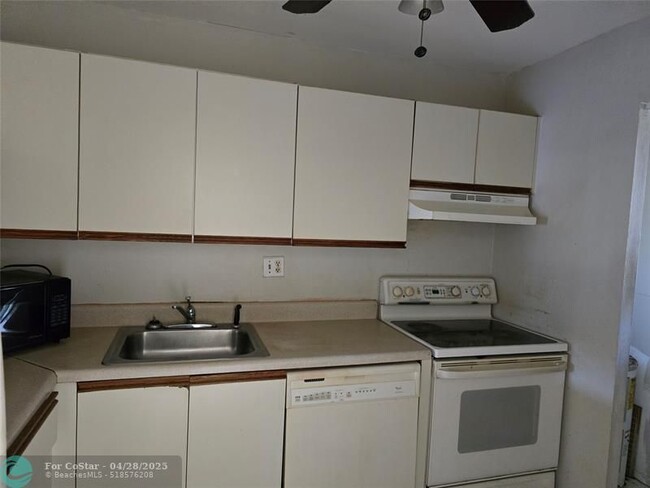 Building Photo - 7925 S Colony Cir