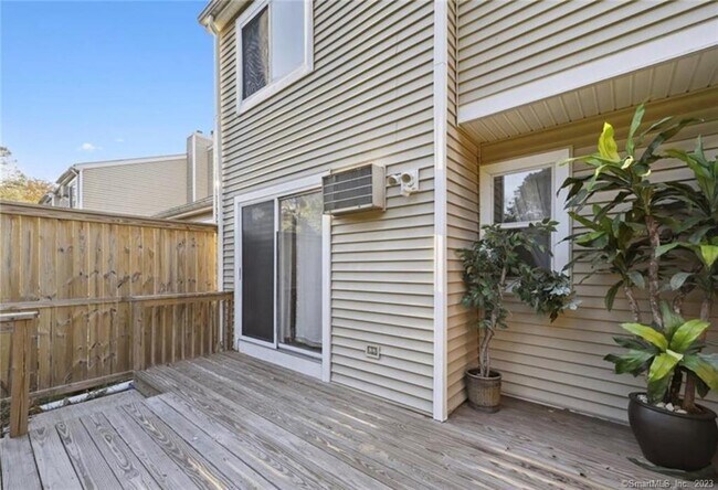 Building Photo - 60 Old Town Rd