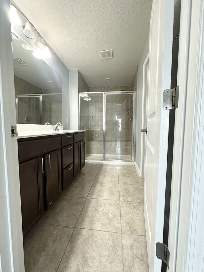 Building Photo - Modern 3-Bedroom Townhome in Gated Communi...