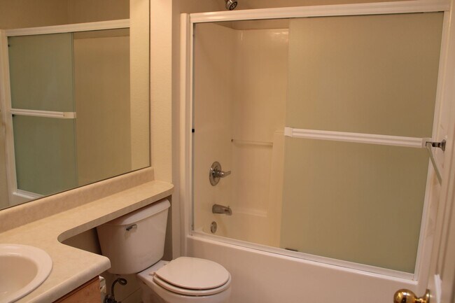 Building Photo - Comfortable 2-Bedroom Condo in Desirable F...