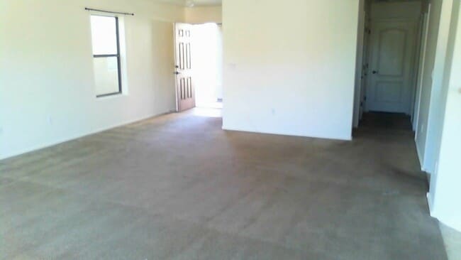Building Photo - Unfurnished  1 loft -  2 car garage -  3 b...