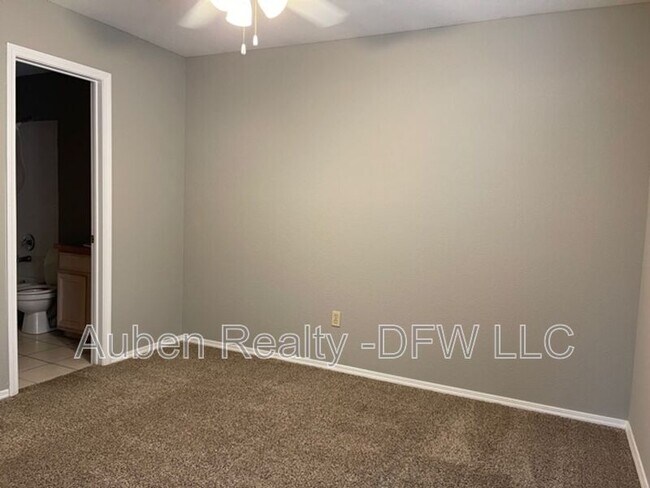 Building Photo - 815 Valleybrooke Dr