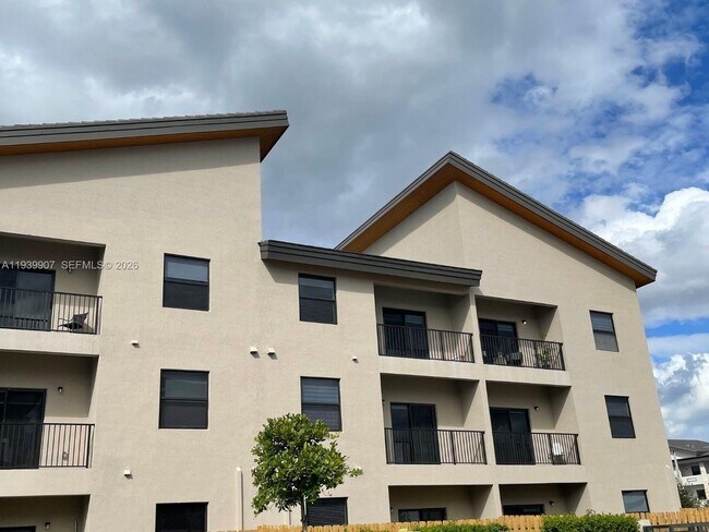 Building Photo - 7915 NW 104th Ave