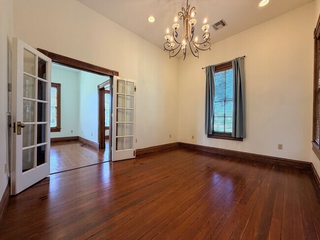 Building Photo - 419 6th St