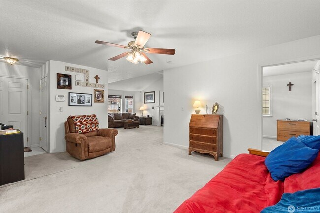 Building Photo - Quiet Updated Townhome in Prime Location!