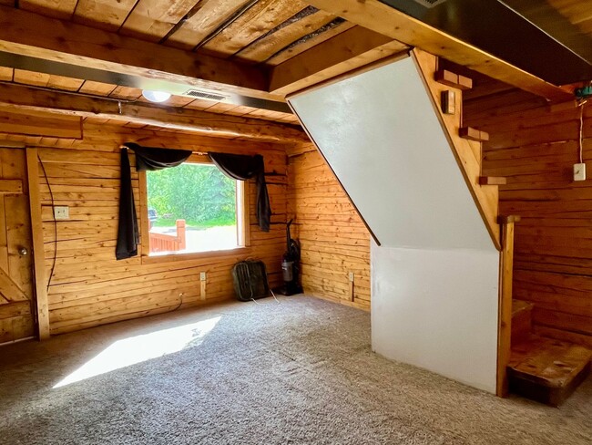 Building Photo - Cute 2 story, pet friendly cabin