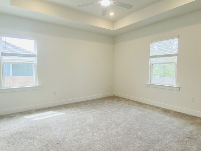 Building Photo - Over 2,000 Sq Ft! 4BR Home w/ En Suite Guest Room