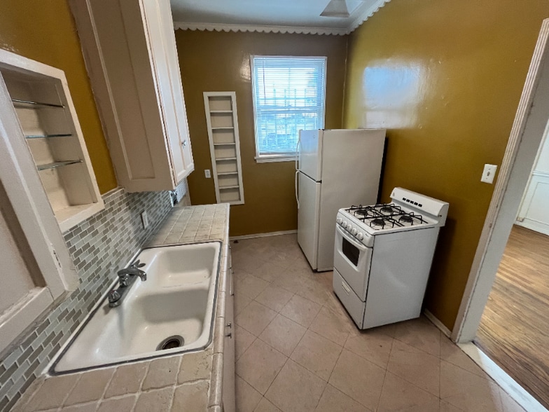 Building Photo - 139 Sweetzer Ave