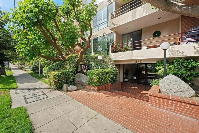 Building Photo - 1312 S Saltair Ave