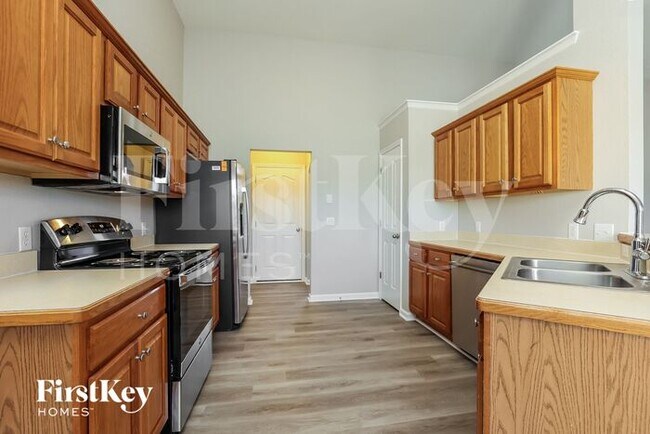 Building Photo - 4006 Summit Dr
