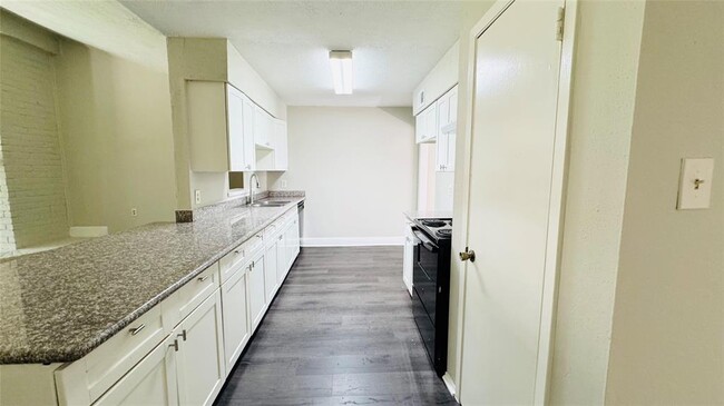 Building Photo - 10418 Towne Oak Ln