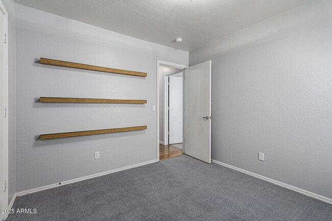 Building Photo - 4104 E La Salle St