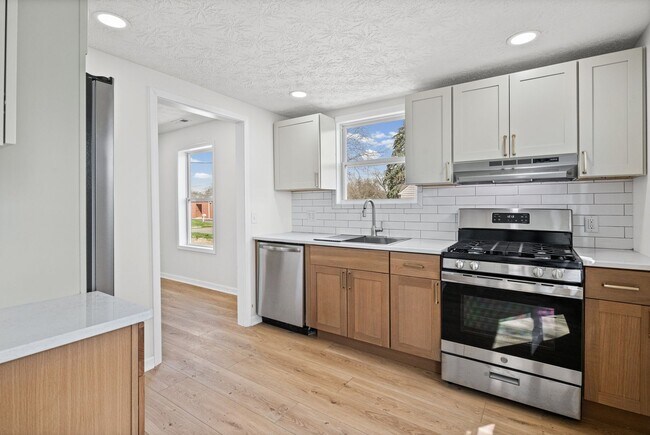 Building Photo - COMPLETELY RENOVATED 4BR HOME - MOVE-IN SPECIAL