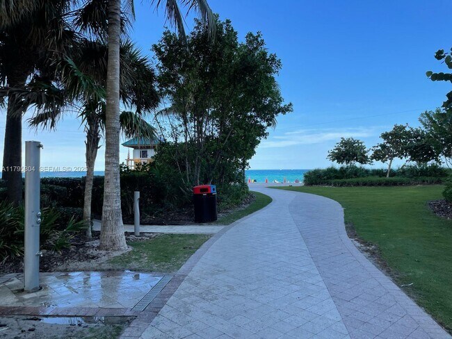 Building Photo - 100 Bayview Dr