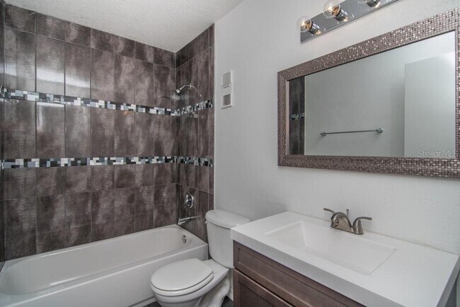 Building Photo - 205 Pompano Dr SE