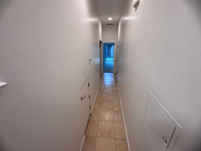 Building Photo - 2 Bedroom 2 Bathroom Home in West Sac