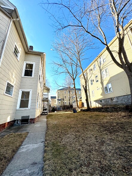 Building Photo - 184 Vernon St