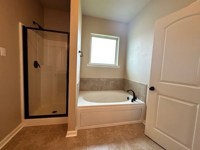 Building Photo - 3 bed 2 bath