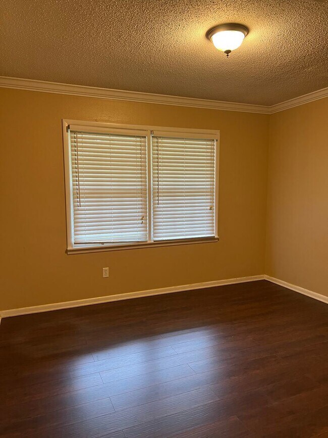 Building Photo - 3 br, 2 bath House - 201 Colonial Dr