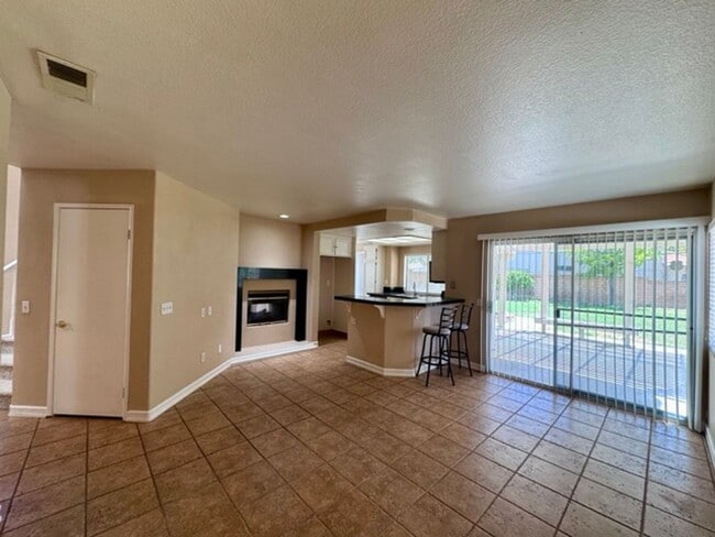 Building Photo - Spacious 4 Bedroom Home with Expansive Bac...