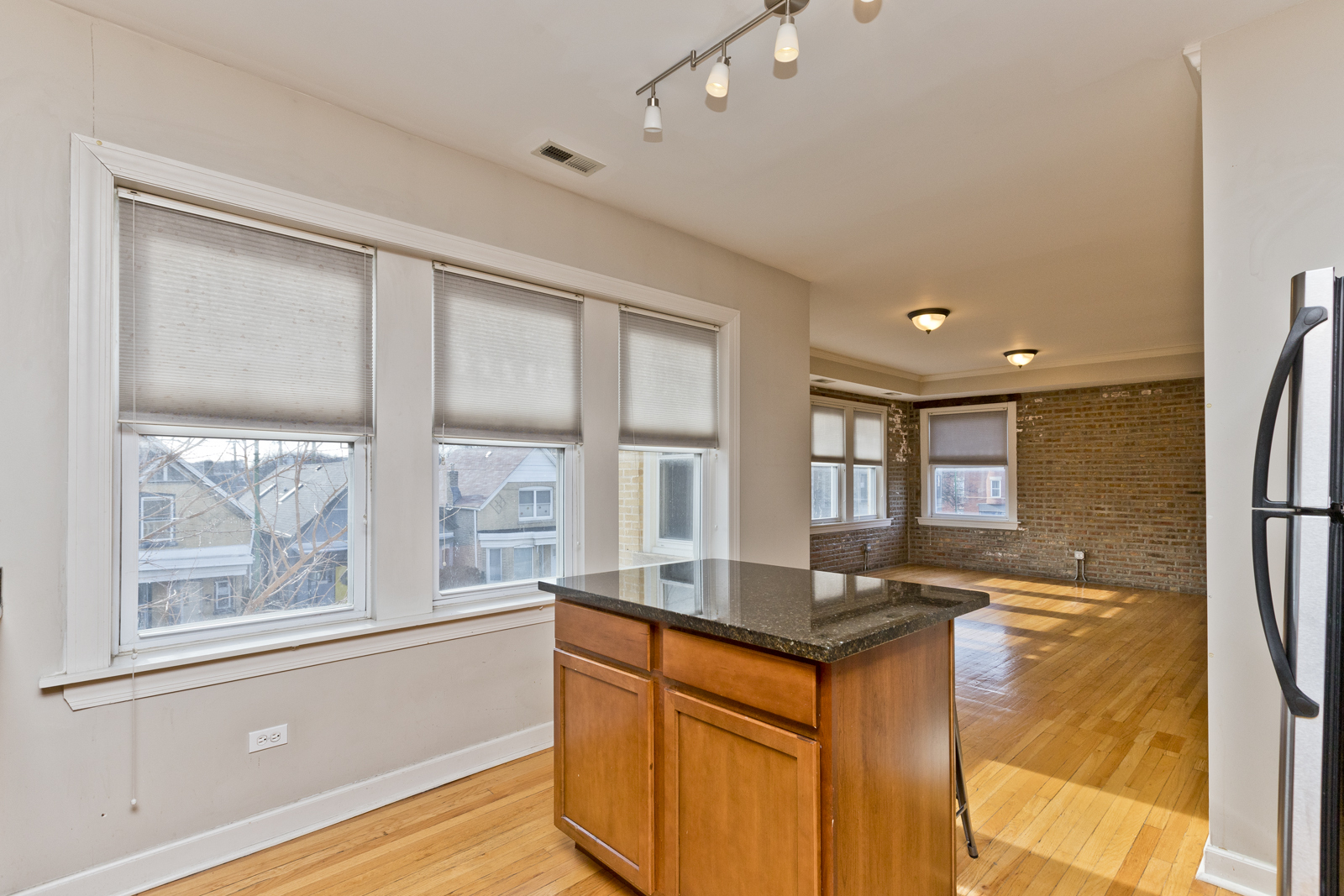 Building Photo - 3041 W Diversey Ave