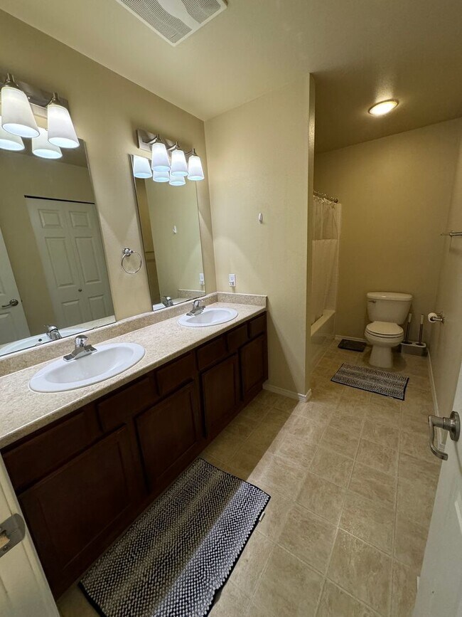 Building Photo - 1175 Swan Loop