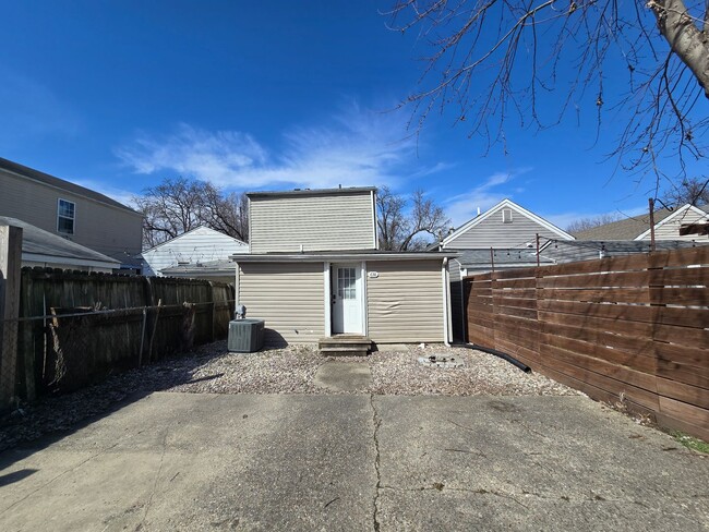 Building Photo - Charming 3 Bedrooms, 2 Full Bathroom Home!...