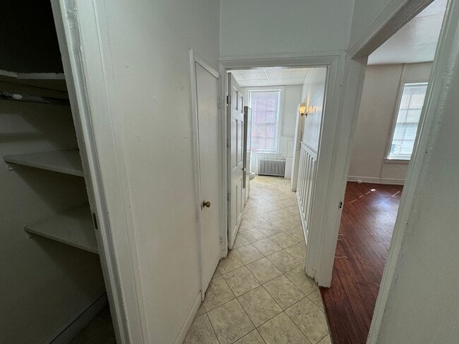 Building Photo - Old World Charm Second-Floor Apartment