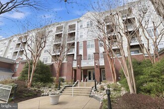 Building Photo - 1641 International Dr
