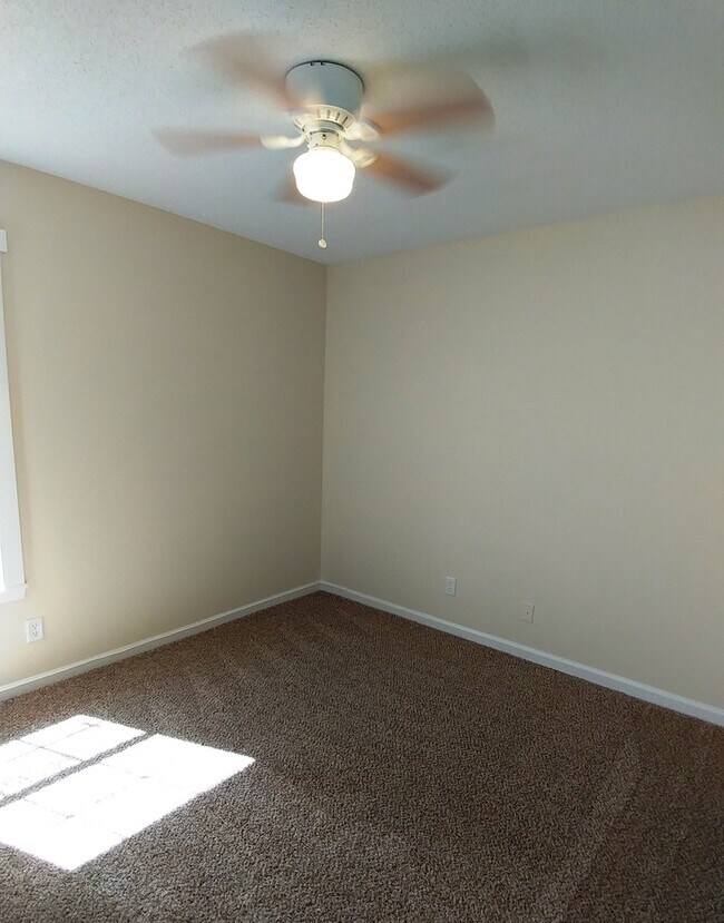 Building Photo - Available end of Julyl!! 4 Bedroom home in...