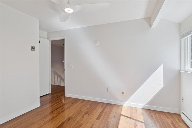 Building Photo - (PRICE DROP) Beautiful & Large 4-Bd 2.5-Ba...