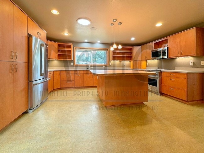 Building Photo - Stunning & Spacious South Hill Home