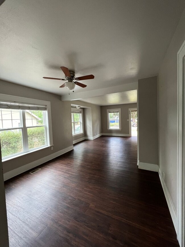 Building Photo - 4 Bed, 1 Bath, Large fenced yard, Shop, En...