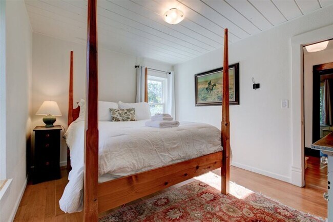Building Photo - Beautifully Renovated 5 Bedroom Farmhouse outside of Newberg