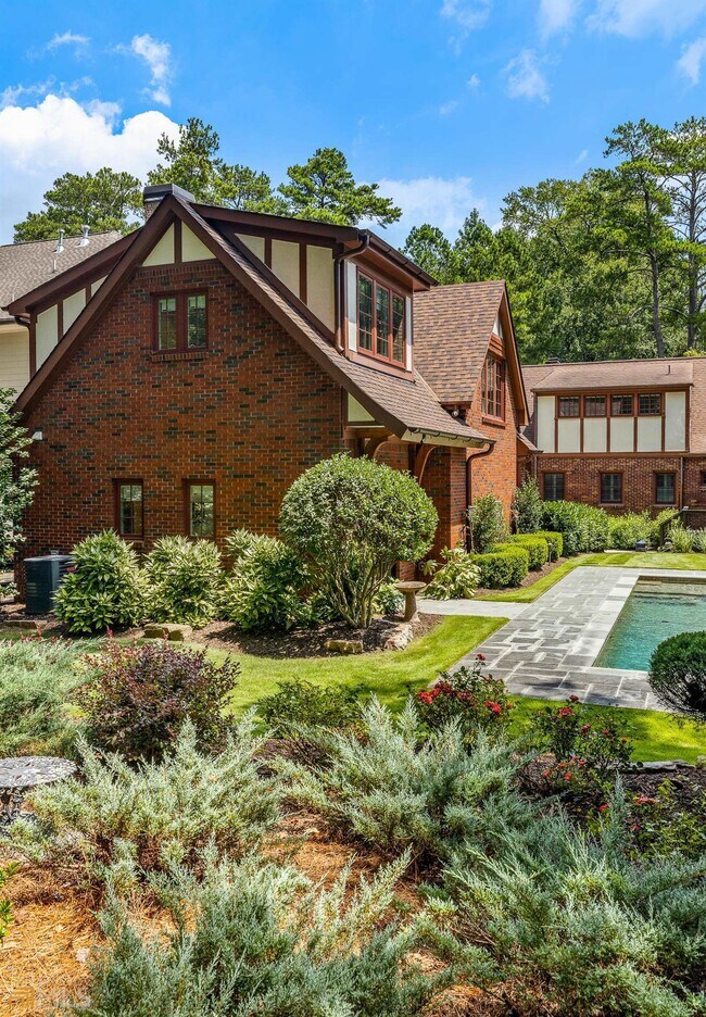 Building Photo - 3312 W Shadowlawn Ave NE