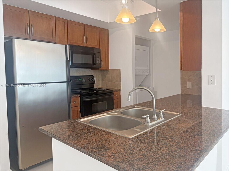 Building Photo - 2000 N Bayshore Dr