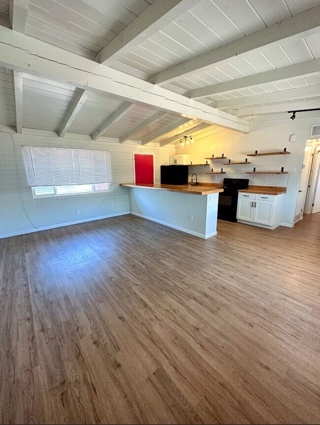 Building Photo - 2756 N Forgeus Ave