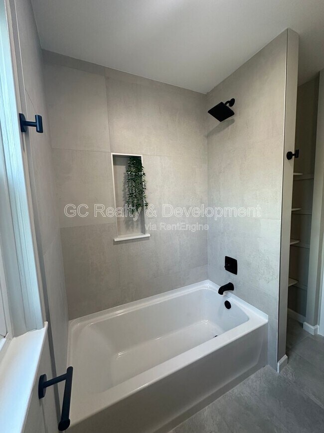 Building Photo - 3303 Division St