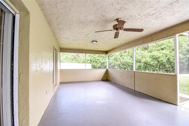 Building Photo - 2069 Country Meadows Ln