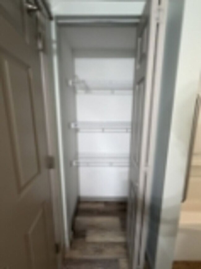 Building Photo - AVAILABLE FOR SHOWING !!! 4BR / 1.5BA.